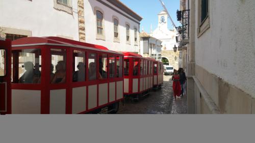 Bahn durch Faros Altstadt